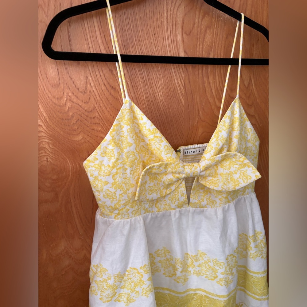 Alice + Olivia Melvina Yellow and White Floral Dress 8 - Picture 4 of 10